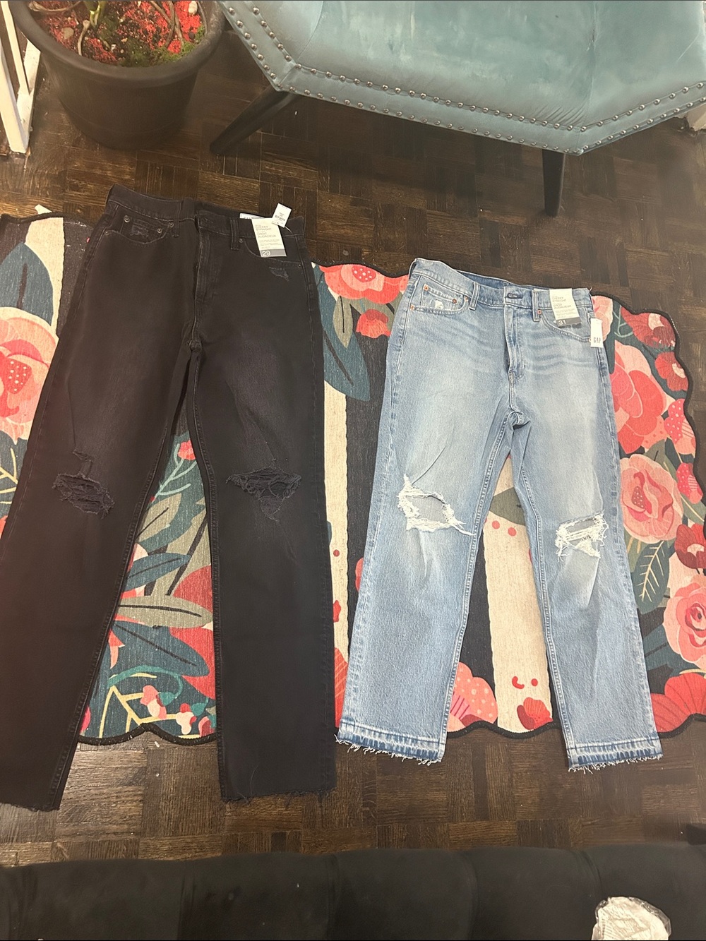 2 woman Gap Jeans: cheeky straight Jeans -